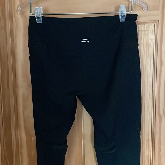 Women's Yoga Leggings with Side Pockets & Tummy Control- Medium - Picture 4 of 7